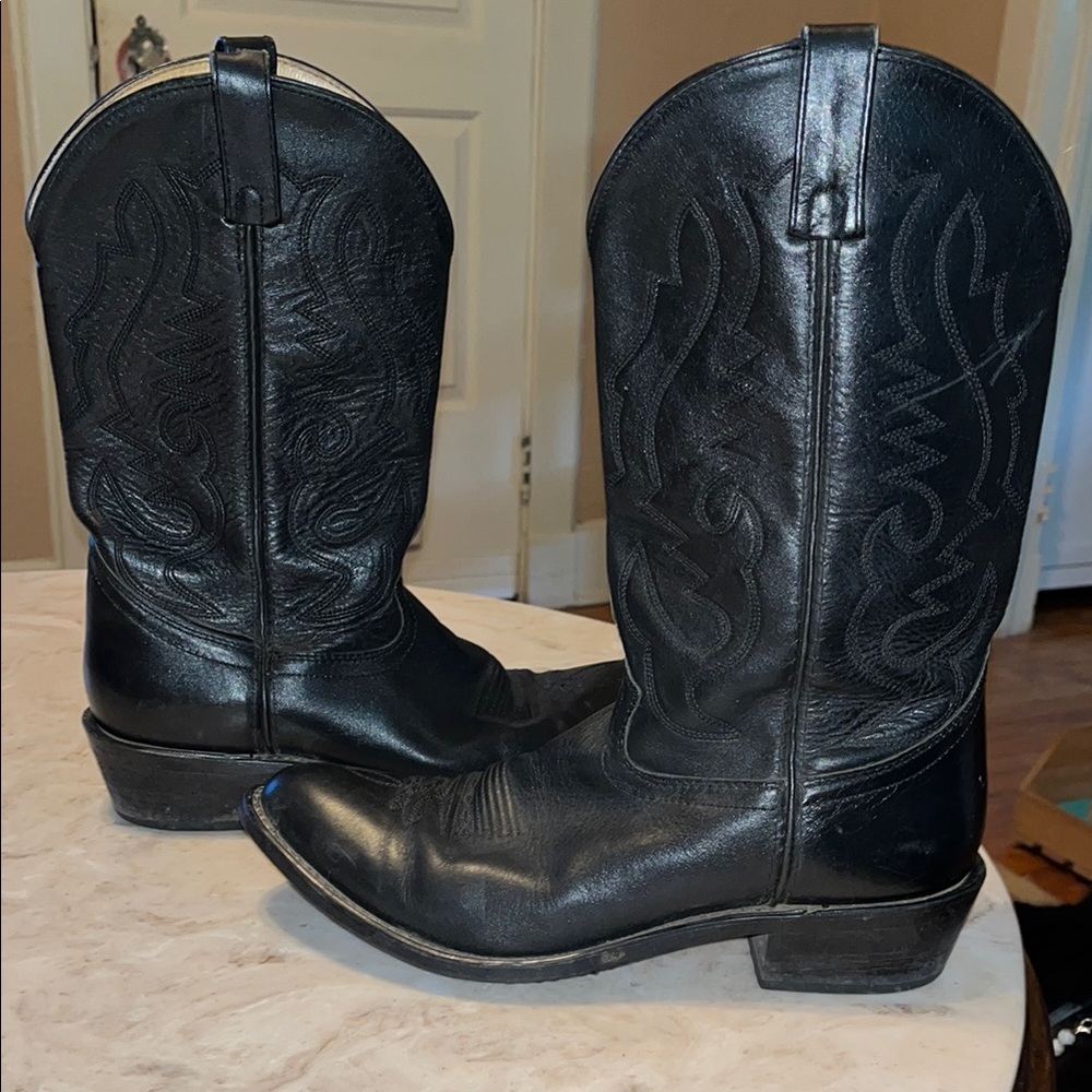 Black Smoky Mountain Boots with Decorative Stitching and Pointed Toe